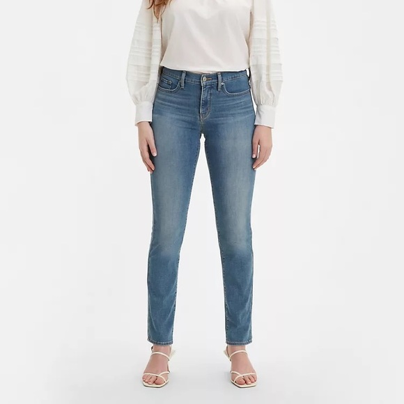 Levi's Denim - ⚡️FLASH SALE!✨ 💕👖Levi’s Light Wash 💝Bold Curve Skinny Jeans 25